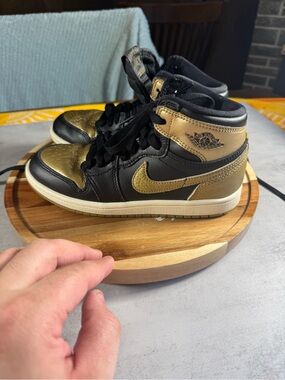 Nike Air Jordan 1 Retro High OG Black/Metallic Gold Sneakers Kids Size 3Y